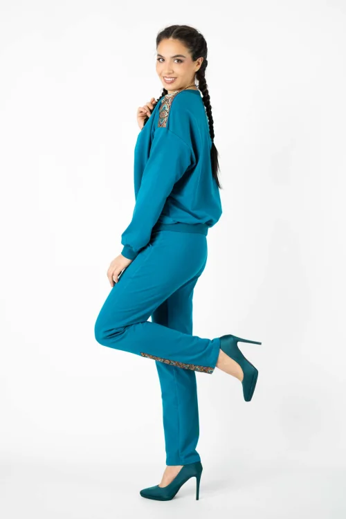 bluza i spodnie petrolowe z ozdobnymi taśmami kolekcja INDI blue marka VIPPI DESIGN  (7).jpg