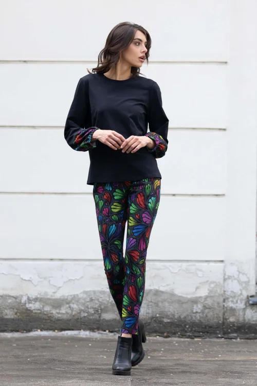bluzka luzna czarna z kolorowymi mankietami  w gumke i spodnie klasyczne kolorowe kolekcja WIND grey marka VIPPI DESIGN (2).jpg