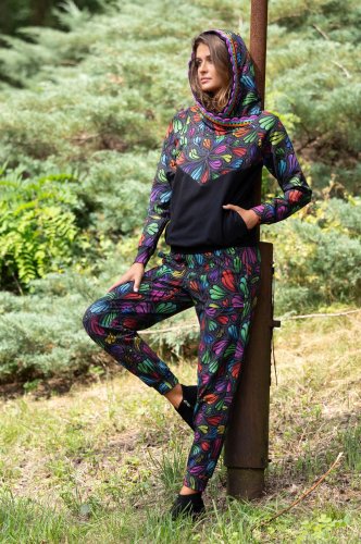 bluza czarna z szydełkową koronką na kapturze i spodnie kolorowe bojówki kolekcja WIND grey marka VIPPI DESIGN (1).jpg