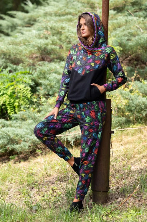 bluza czarna z szydełkową koronką na kapturze i spodnie kolorowe bojówki kolekcja WIND grey marka VIPPI DESIGN (1).jpg