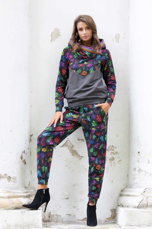 bluza szara z szydełkową koronką na kapturze i spodnie kolorowe bojówki kolekcja WIND grey marka VIPPI DESIGN (4).jpg