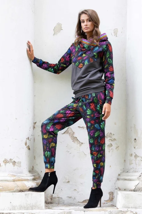 bluza szara z szydełkową koronką na kapturze i spodnie kolorowe bojówki kolekcja WIND grey marka VIPPI DESIGN (6).jpg