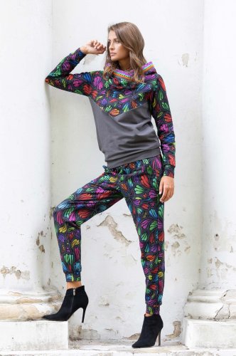 bluza szara z szydełkową koronką na kapturze i spodnie kolorowe bojówki kolekcja WIND grey marka VIPPI DESIGN (7).jpg