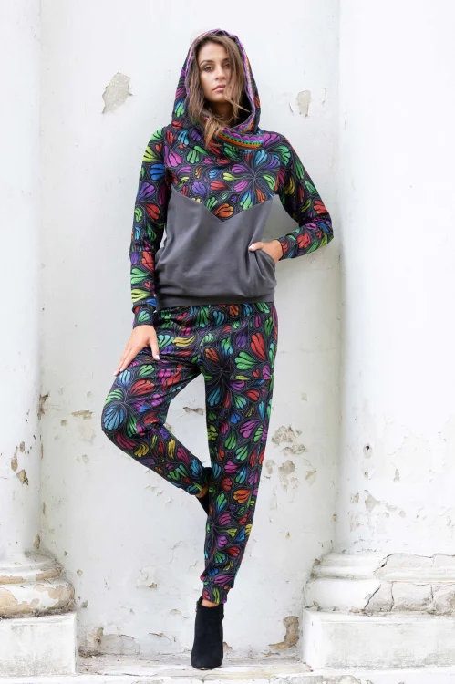 bluza szara z szydełkową koronką na kapturze i spodnie kolorowe bojówki kolekcja WIND grey marka VIPPI DESIGN (8).jpg