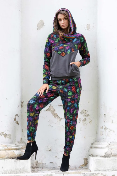 bluza szara z szydełkową koronką na kapturze i spodnie kolorowe bojówki kolekcja WIND grey marka VIPPI DESIGN (9).jpg