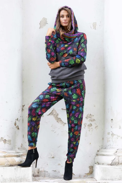 bluza szara z szydełkową koronką na kapturze i spodnie kolorowe bojówki kolekcja WIND grey marka VIPPI DESIGN (10).jpg