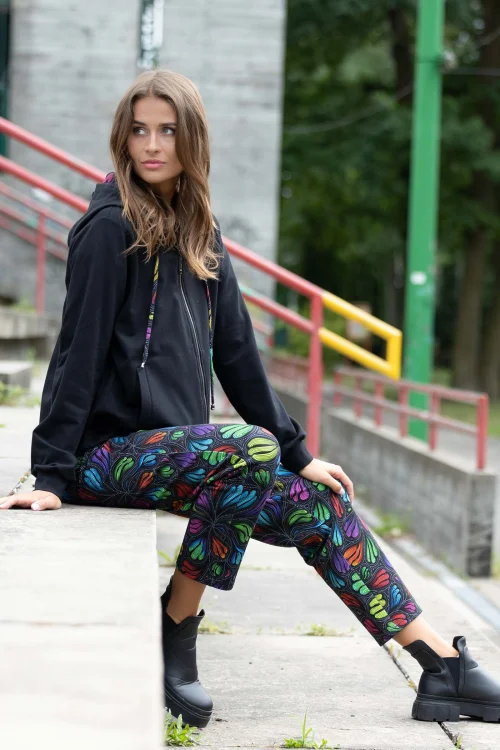 bluza czarna z kontrą z tyłu  i spodnie luźne kolorowe kolekcja WIND grey marka VIPPI DESIGN (3).jpg