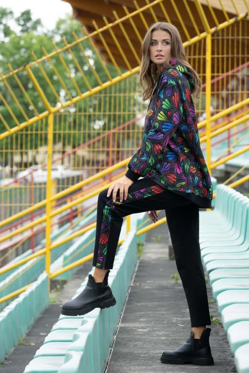 bluza lużna z kapturem kolorowa i spodnie czarne luźne z lampasami  kolekcja WIND grey marka VIPPI DESIGN (2).jpg