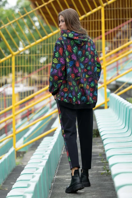 bluza lużna z kapturem kolorowa i spodnie czarne luźne z lampasami  kolekcja WIND grey marka VIPPI DESIGN (4).jpg
