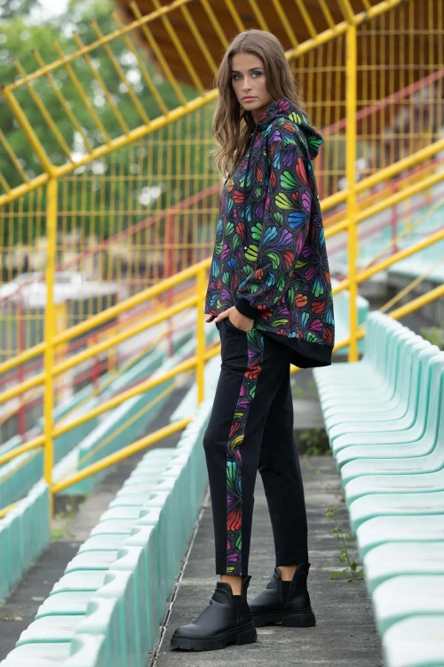 bluza lużna z kapturem kolorowa i spodnie czarne luźne z lampasami  kolekcja WIND grey marka VIPPI DESIGN (5).jpg