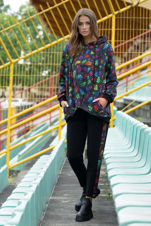 bluza lużna z kapturem kolorowa i spodnie czarne luźne z lampasami  kolekcja WIND grey marka VIPPI DESIGN (6).jpg