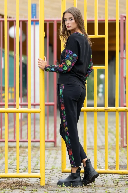 bluzka czarna trapezowa dekolt V  i spodnie czarne luźne z lampasami  kolekcja WIND grey marka VIPPI DESIGN (1).jpg