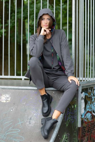 bluza szara z kontrą z tyłu i spodnie szare lużne z lampasami kolekcja WIND grey marka VIPPI DESIGN (13).jpg