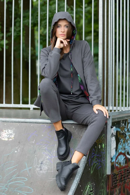 bluza szara z kontrą z tyłu i spodnie szare lużne z lampasami kolekcja WIND grey marka VIPPI DESIGN (13).jpg