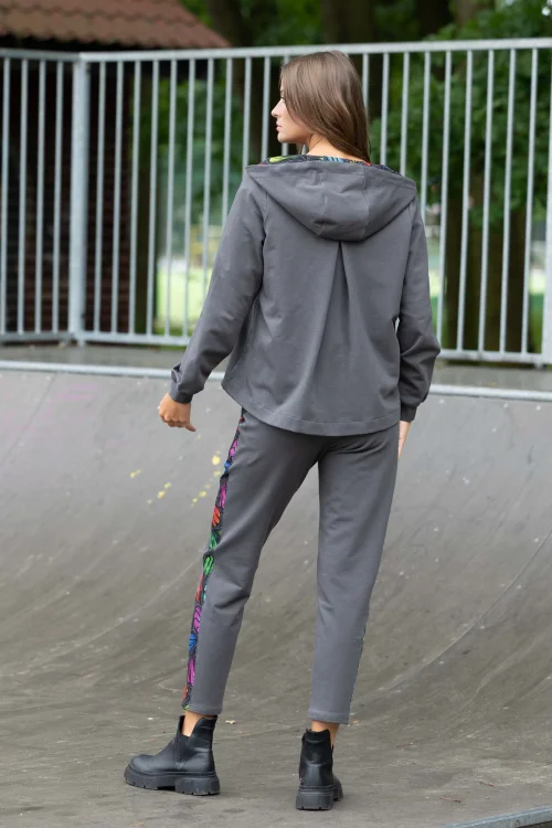 bluza szara z kontrą z tyłu i spodnie szare lużne z lampasami kolekcja WIND grey marka VIPPI DESIGN (4).jpg