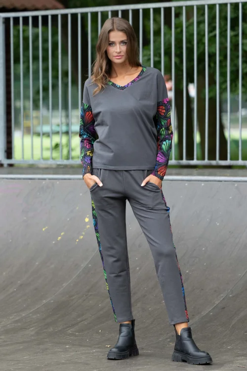 bluzka szara trapezowa dekolt V  i spodnie szare luźne z lampasami  kolekcja WIND grey marka VIPPI DESIGN (1).jpg