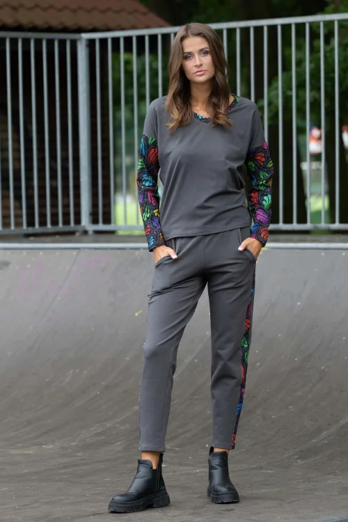 bluzka szara trapezowa dekolt V  i spodnie szare luźne z lampasami  kolekcja WIND grey marka VIPPI DESIGN (2).jpg