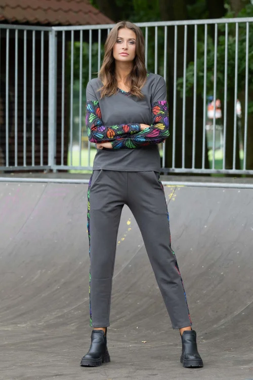 bluzka szara trapezowa dekolt V  i spodnie szare luźne z lampasami  kolekcja WIND grey marka VIPPI DESIGN (3).jpg