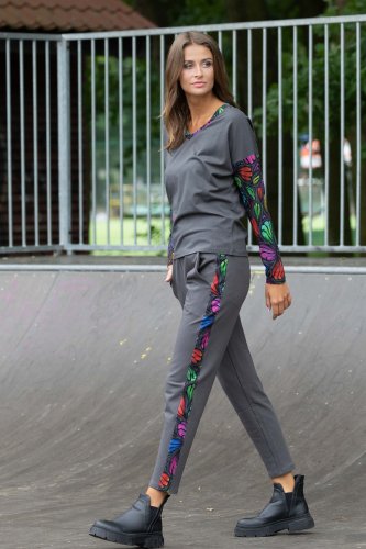 bluzka szara trapezowa dekolt V  i spodnie szare luźne z lampasami  kolekcja WIND grey marka VIPPI DESIGN (4).jpg
