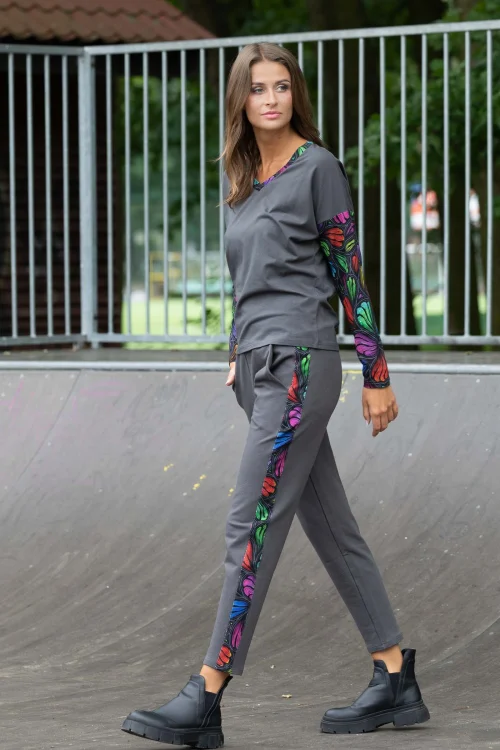 bluzka szara trapezowa dekolt V  i spodnie szare luźne z lampasami  kolekcja WIND grey marka VIPPI DESIGN (4).jpg