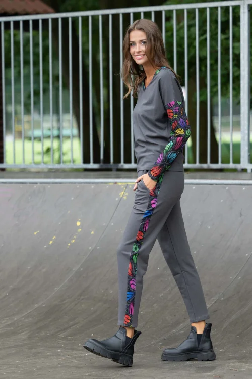 bluzka szara trapezowa dekolt V  i spodnie szare luźne z lampasami  kolekcja WIND grey marka VIPPI DESIGN (6).jpg