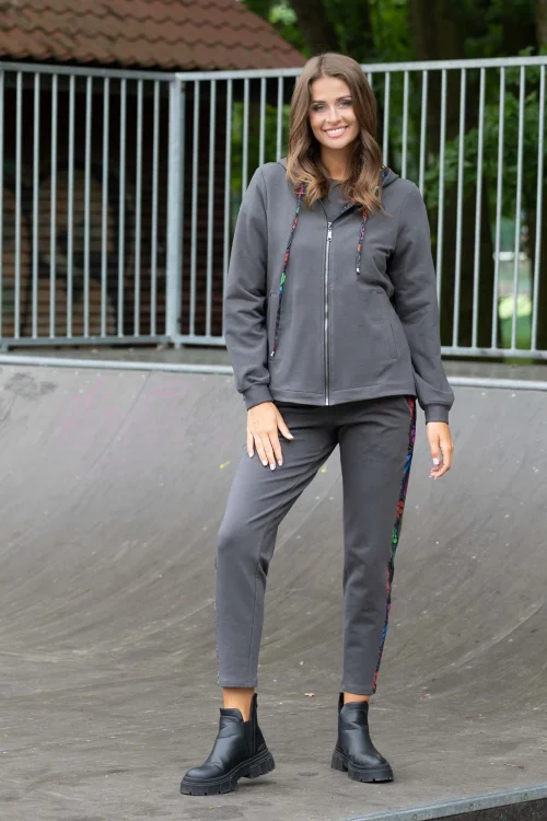 bluza szara z kontrą z tyłu i spodnie szare lużne z lampasami kolekcja WIND grey marka VIPPI DESIGN (2).jpg
