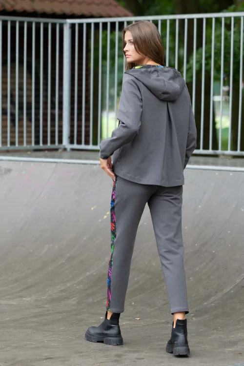 bluza szara z kontrą z tyłu i spodnie szare lużne z lampasami kolekcja WIND grey marka VIPPI DESIGN (5).jpg