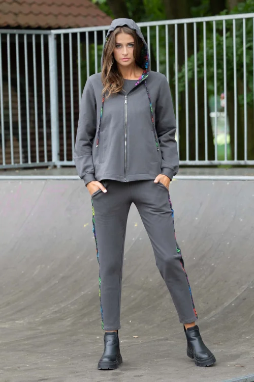 bluza szara z kontrą z tyłu i spodnie szare lużne z lampasami kolekcja WIND grey marka VIPPI DESIGN (6).jpg
