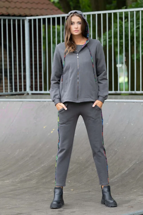 bluza szara z kontrą z tyłu i spodnie szare lużne z lampasami kolekcja WIND grey marka VIPPI DESIGN (7).jpg