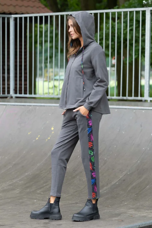 bluza szara z kontrą z tyłu i spodnie szare lużne z lampasami kolekcja WIND grey marka VIPPI DESIGN (8).jpg