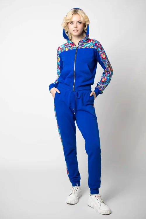 bluza chabrowa bomberka krotka z kapturem na zamek i spodnie chabrowe z lampasami kolekcja MEXICO white marka VIPPI DESIGN  (2).jpg