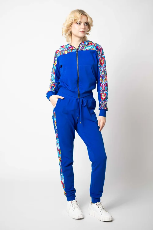 bluza chabrowa bomberka krotka z kapturem na zamek i spodnie chabrowe z lampasami kolekcja MEXICO white marka VIPPI DESIGN  (6).jpg