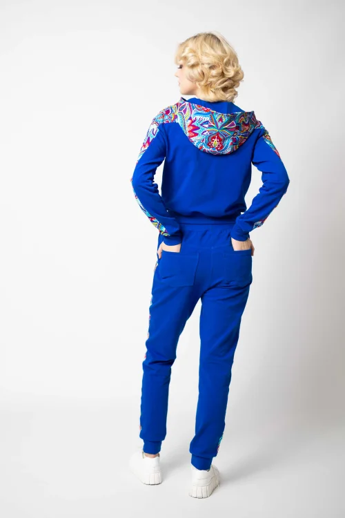 bluza chabrowa bomberka krotka z kapturem na zamek i spodnie chabrowe z lampasami kolekcja MEXICO white marka VIPPI DESIGN  (7).jpg