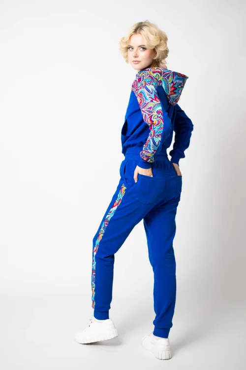 bluza chabrowa bomberka krotka z kapturem na zamek i spodnie chabrowe z lampasami kolekcja MEXICO white marka VIPPI DESIGN  (8).jpg