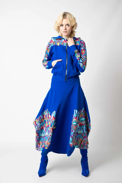 bluza chabrowa krotka z kapturem i wstawkami  i spodnica chabrowa origami z aplikacjami kolekcja MEXICO white marka VIPPI DESIGN (1).jpg