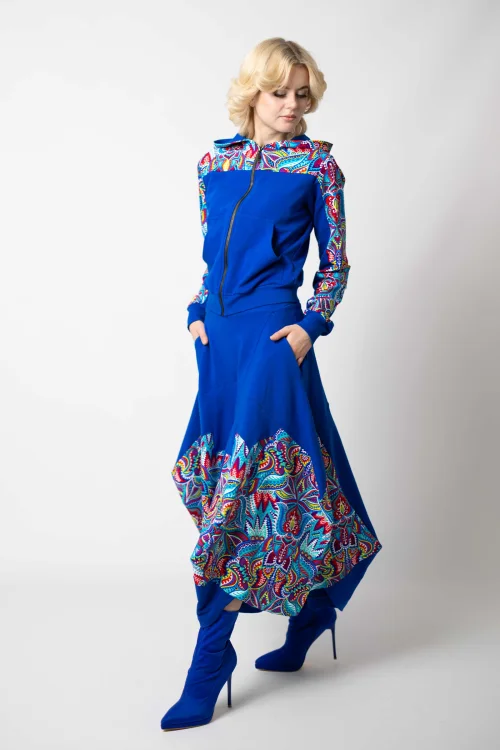 bluza chabrowa krotka z kapturem i wstawkami  i spodnica chabrowa origami z aplikacjami kolekcja MEXICO white marka VIPPI DESIGN (2).jpg