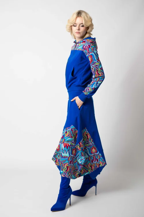 bluza chabrowa krotka z kapturem i wstawkami  i spodnica chabrowa origami z aplikacjami kolekcja MEXICO white marka VIPPI DESIGN (3).jpg