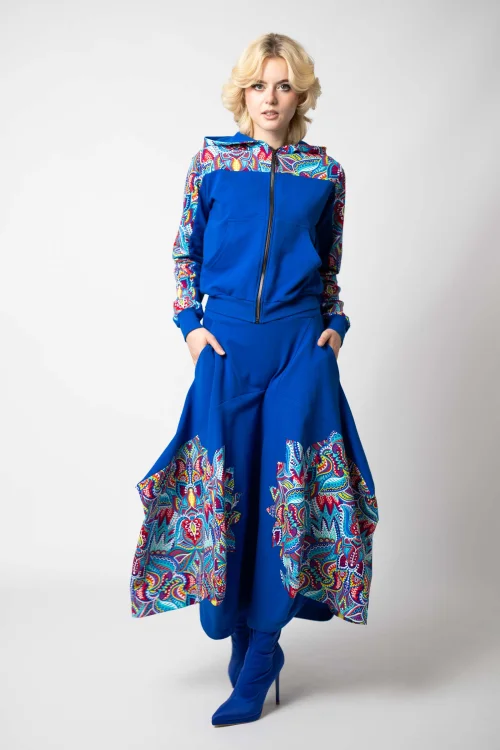 bluza chabrowa krotka z kapturem i wstawkami  i spodnica chabrowa origami z aplikacjami kolekcja MEXICO white marka VIPPI DESIGN (4).jpg