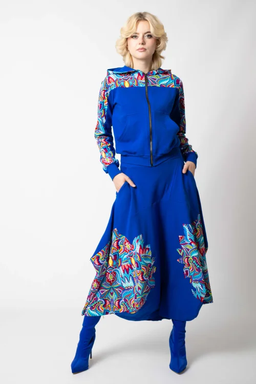 bluza chabrowa krotka z kapturem i wstawkami  i spodnica chabrowa origami z aplikacjami kolekcja MEXICO white marka VIPPI DESIGN (5).jpg