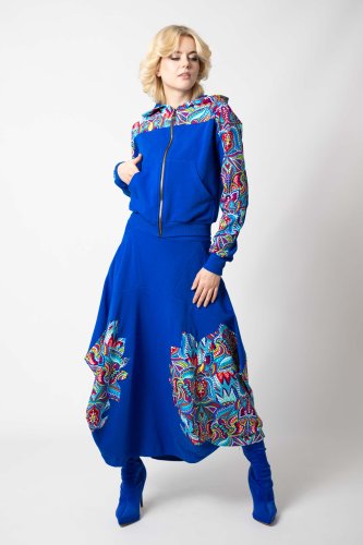 bluza chabrowa krotka z kapturem i wstawkami  i spodnica chabrowa origami z aplikacjami kolekcja MEXICO white marka VIPPI DESIGN (6).jpg