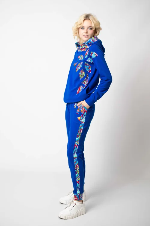 bluza chabrowa z kapturem i aplikacjami i spodnie chabrowe z lampasami i aplikacjami kolekcja MEXICO white marka VIPPI DESIGN (4).jpg