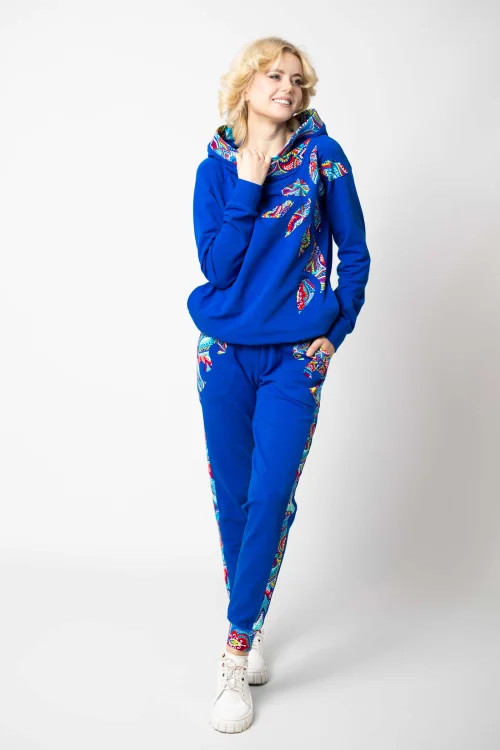 bluza chabrowa z kapturem i aplikacjami i spodnie chabrowe z lampasami i aplikacjami kolekcja MEXICO white marka VIPPI DESIGN (6).jpg