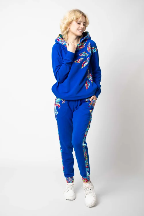 bluza chabrowa z kapturem i aplikacjami i spodnie chabrowe z lampasami i aplikacjami kolekcja MEXICO white marka VIPPI DESIGN (7).jpg