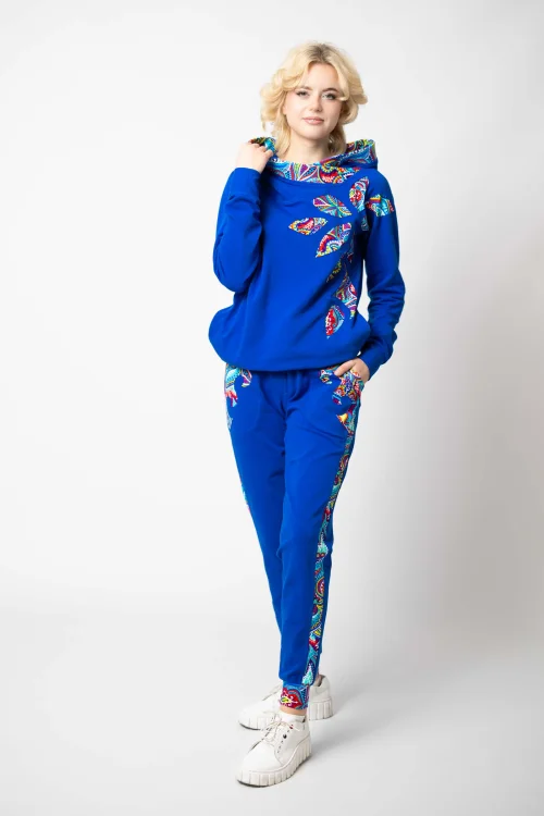 bluza chabrowa z kapturem i aplikacjami i spodnie chabrowe z lampasami i aplikacjami kolekcja MEXICO white marka VIPPI DESIGN (5).jpg