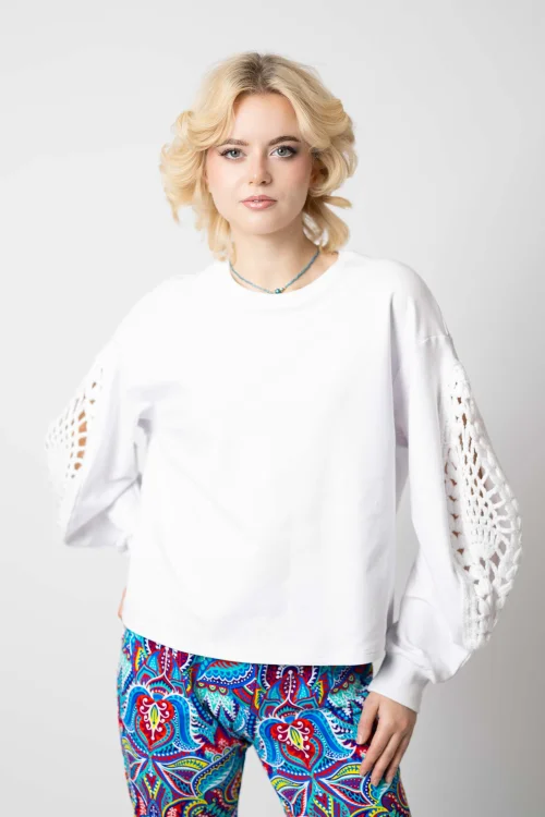bluza biała luźna z szydełkową wstawką na rękawach kolekcja KGart marka VIPPI DESIGN  (2).jpg