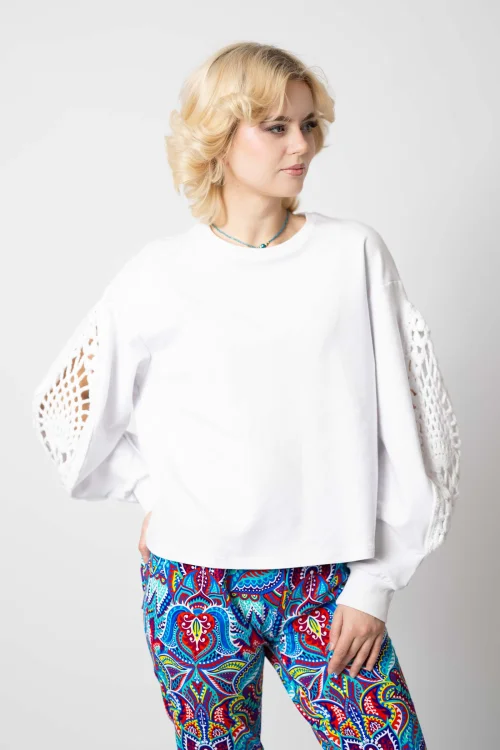 bluza biała luźna z szydełkową wstawką na rękawach kolekcja KGart marka VIPPI DESIGN  (3).jpg