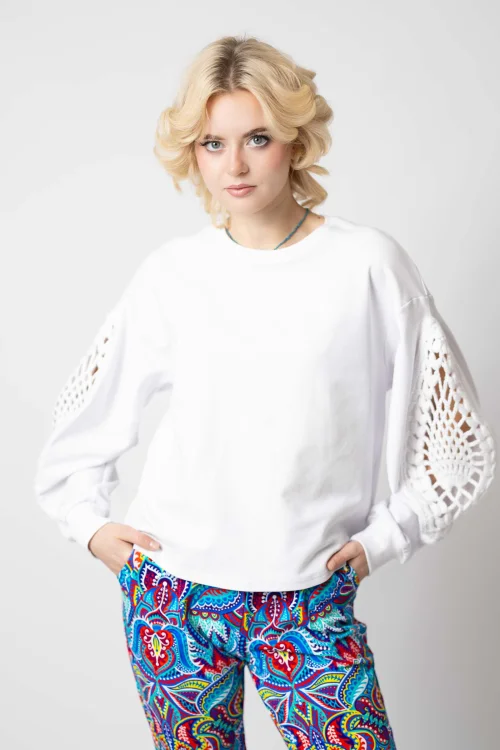 bluza biała luźna z szydełkową wstawką na rękawach kolekcja KGart marka VIPPI DESIGN  (4).jpg