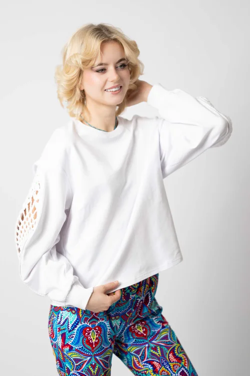 bluza biała luźna z szydełkową wstawką na rękawach kolekcja KGart marka VIPPI DESIGN  (6).jpg