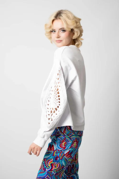 bluza biała luźna z szydełkową wstawką na rękawach kolekcja KGart marka VIPPI DESIGN  (7).jpg
