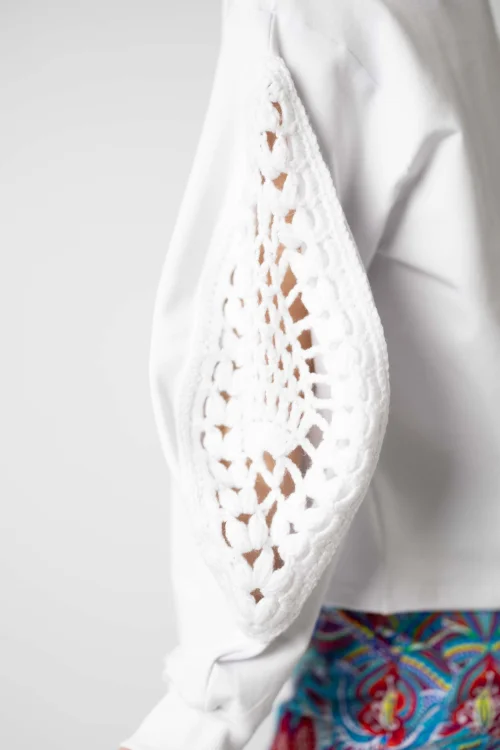 bluza biała luźna z szydełkową wstawką na rękawach kolekcja KGart marka VIPPI DESIGN  (1).jpg